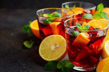 İspanyol sangria kokteyl ve malzemelerin üzerine karanlık beton veya taş arka plan, seçici odak alanı kopyalayın.