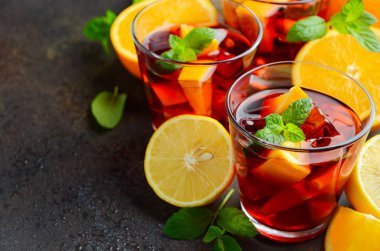 İspanyol sangria kokteyl ve malzemelerin üzerine karanlık beton veya taş arka plan, seçici odak alanı kopyalayın.