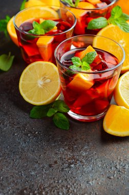 İspanyol sangria kokteyl ve malzemelerin üzerine karanlık beton veya taş arka plan, seçici odak alanı kopyalayın.