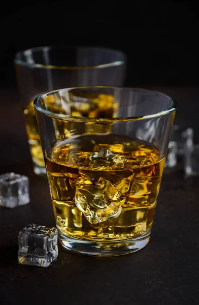 Glas Whiskey Met Ijs Donkere Achtergrond Selectieve Aandacht — Stockfoto