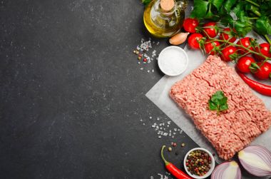 Taze sebze ve siyah arka plan üstten görünüm kopya alanı üzerinde baharatlar ile kağıt üzerinde çiğ kıyma