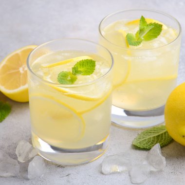 Limon damla kokteyl, seçici odak