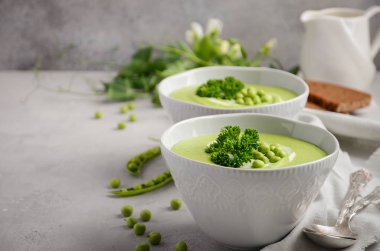 Yeşil bezelye çorbası kase gri beton veya taş arka plan, seçici odak üzerinde