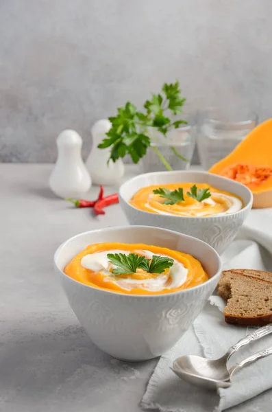 Soupe Citrouille Avec Crème Persil Sur Fond Béton Gris Pierre — Photo