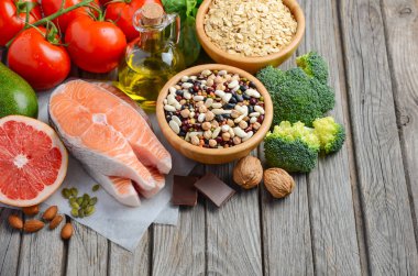 Kalp, rustik ahşap arka plan, seçici odak için iyi gıda seçimi.