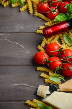 İtalyan gıda - ham düdük, domates, fesleğen, peynir ve şarap ahşap masa, kopya alanı.