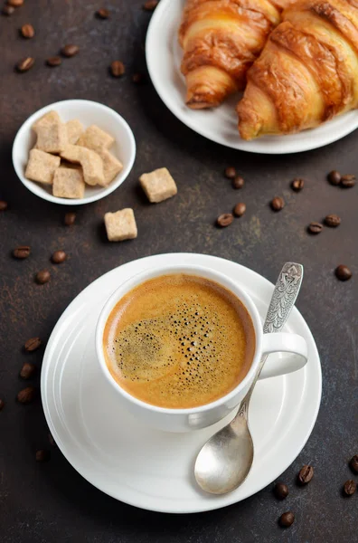 暗い背景 選択と集中にクロワッサンと新鮮なコーヒーのカップ — ストック写真