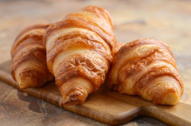 Kahverengi Beton üzerinde taze kruvasanlar seçici odak arka plan