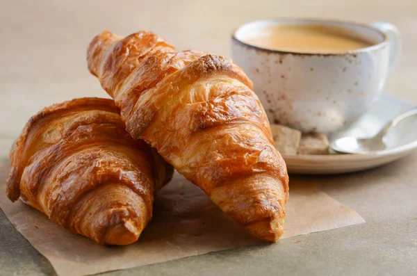 Cup Fresh Coffee Croissant Concrete Background Selective Focus — Stock Photo, Image