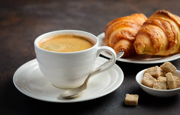 Tasse Frischen Kaffee Mit Croissants Auf Dunklem Hintergrund Selektiver Fokus — Stockfoto