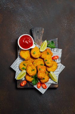 Koyu arka plan Top görünümünde düz domates soslu çıtır çıtır kızarmış tavuk Nuggets kopya alanı yatıyordu