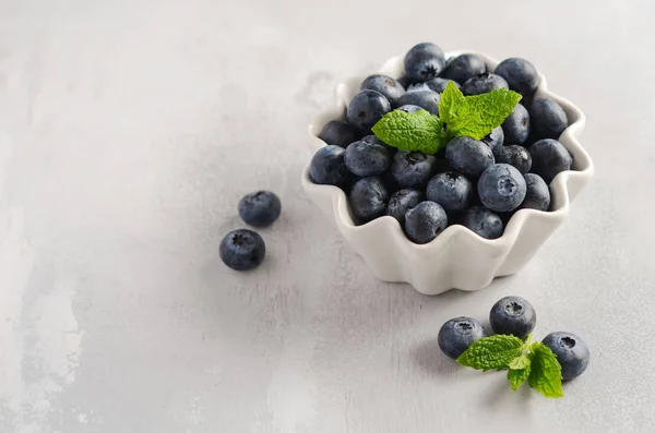 Ripe Sweet Blueberries White Bowl Gray Concrete Background Selective Focus — Stock Photo, Image