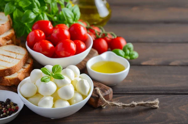 Italian Food Ingredients Mozzarella Tomatoes Basil Olive Oil Rustic Wooden — Stock Photo, Image