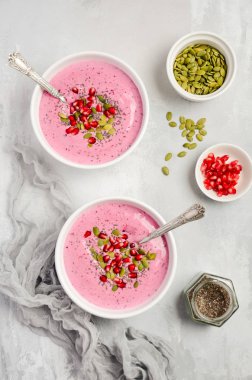 Sağlıklı vegan vejetaryen diyet Kahvaltı, üstten görünüm, düz yatıyordu chia ve kabak çekirdeği ile güler yüzlü kase.