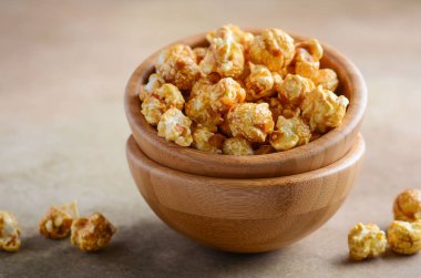 Ev yapımı karamel Mısır bir ahşap kase.