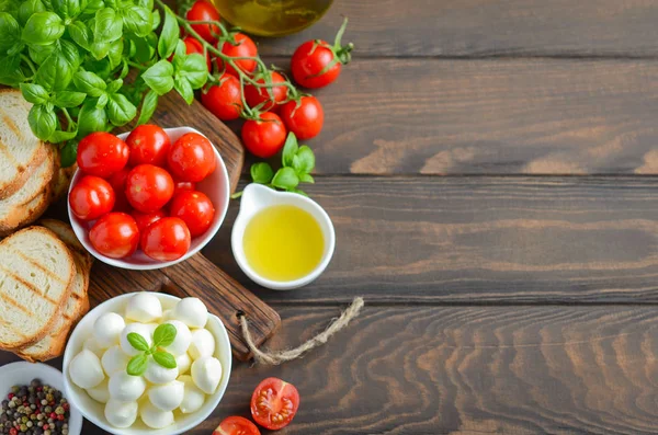 Italian Food Ingredients Mozzarella Tomatoes Basil Olive Oil Rustic Wooden — Stock Photo, Image