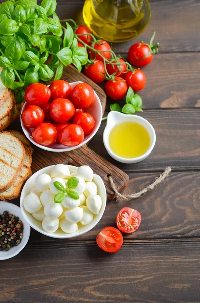 Włoskie Jedzenie Składników Mozzarella Pomidory Bazylii Oliwy Oliwek Rustykalne Drewniany — Zdjęcie stockowe