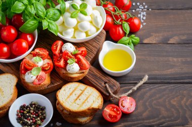 Bruschetta kiraz domates ve mozzarella rustik ahşap arka plan, seçici odak üzerinde.