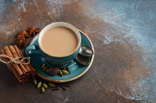 Indisk Masala Chai Kryddat Med Mjölk Mörk Rostig Bakgrund Selektivt — Stockfoto