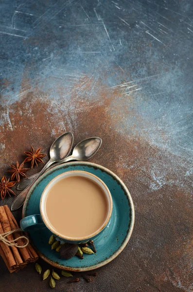 印度马萨拉茶 在深色生锈的背景下用牛奶加香料茶 顶部视图 复制空间 — 图库照片