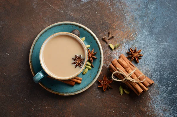 Indischer Masala Chai Tee Gewürztee Mit Milch Auf Dunklem Rostigem — Stockfoto