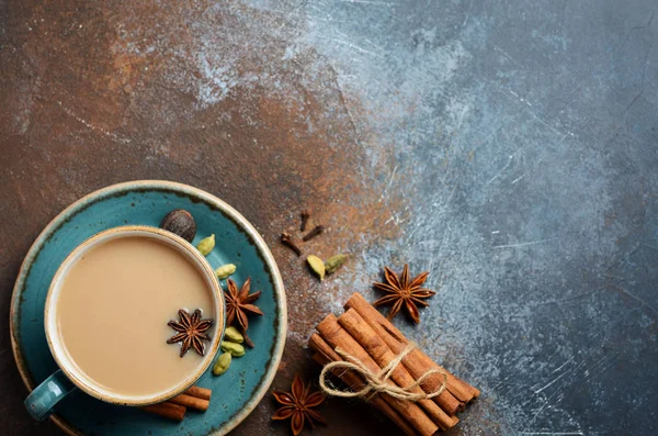 Индийский Чай Масала Чай Пряный Чай Молоком Темном Ржавом Фоне — стоковое фото