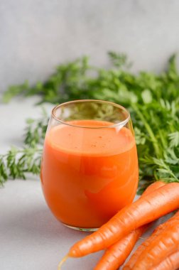 Taze havuç suyu gri beton zemin, seçici odak.