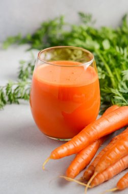 Taze havuç suyu gri beton zemin, seçici odak.