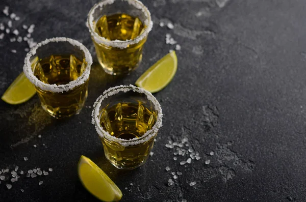 Tequila Oro Con Borde Cal Sal Sobre Piedra Oscura Fondo —  Fotos de Stock