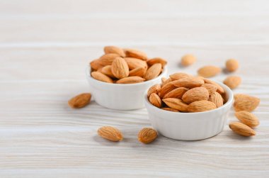 Badem bir kase Beyaz ahşap arka planda, seçici odak alanı kopyalayın.