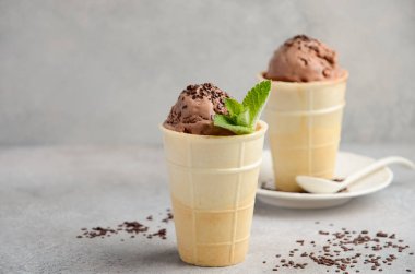 Çikolatalı dondurma ile seçici odak, gri beton zemin üzerine çikolata kırıntı alanı Kopyala.