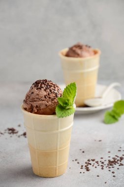 Çikolatalı dondurma ile seçici odak gri beton zemin üzerine çikolata kırıntı.