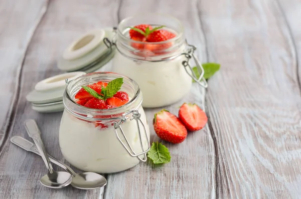 Hausgemachter Naturjoghurt Mit Erdbeeren Und Minze Selektiver Fokus — Stockfoto