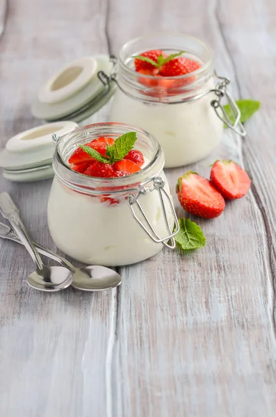 Yogur Natural Casero Con Fresas Menta Enfoque Selectivo — Foto de Stock