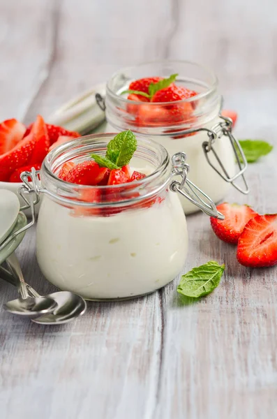 Hausgemachter Naturjoghurt Mit Erdbeeren Und Minze Selektiver Fokus — Stockfoto