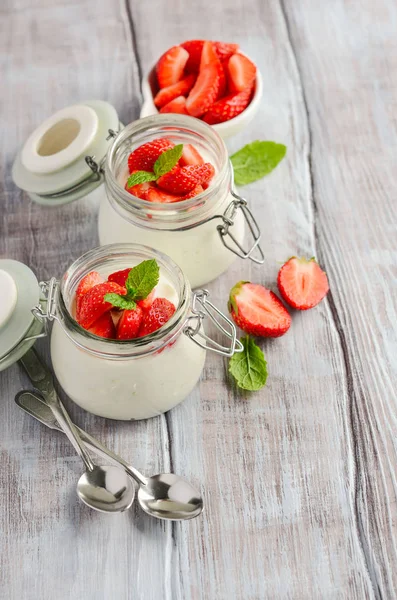 Hausgemachter Naturjoghurt Mit Erdbeeren Und Minze Selektiver Fokus — Stockfoto