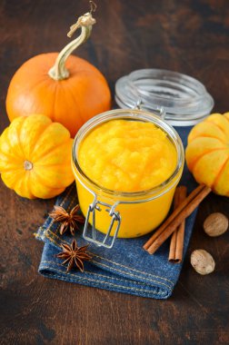 Kabak püresi, ziyafet, reçel, ahşap bir masada baharatlı sos..