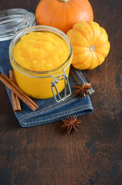 Kürbispüree Confiture Marmelade Sauce Mit Gewürzen Auf Einem Dunklen Holztisch — Stockfoto