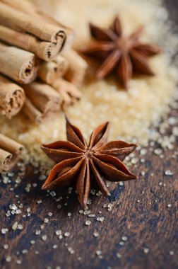 Noel Baharatları Yıldız Anasonlu Tarçın Tahta Masada.