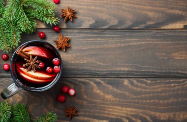 Noel Mulled şarap Apple ve Cranberries ile. Tatil kavramı çam dalları, kızılcık ve baharatlar ile dekore edilmiş.