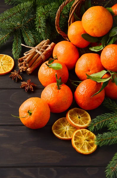 Clémentines Fraîches Mandarine Avec Des Épices Sur Fond Bois Foncé — Photo