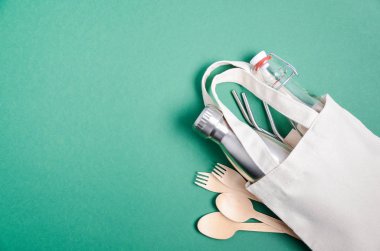 Çatal bıçaklı çevre dostu alışveriş çantası. Sıfır atık. Plastiksiz konsept. Üst görünüm, düz görünüm, kopyalama alanı.
