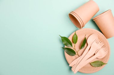 Çevre dostu kağıt çatal bıçaklar. Sıfır atık. Plastiksiz konsept. Üst görünüm, düz görünüm, kopyalama alanı.
