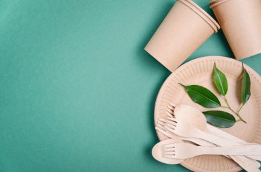 Çevre dostu kağıt çatal bıçaklar. Sıfır atık. Plastiksiz konsept. Üst görünüm, düz görünüm, kopyalama alanı.