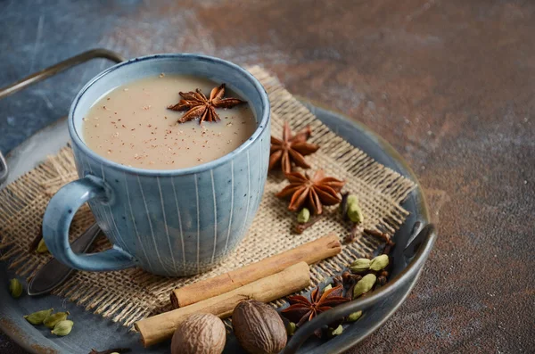 Masala Chai Indiano Speziato Con Latte Sfondo Arrugginito Scuro — Foto Stock