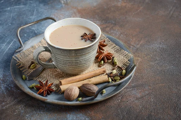 Indischer Masala Chai Tee Gewürztee Mit Milch Auf Dunklem Rostigen — Stockfoto