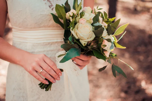 Stijlvol boeket in handen van de bruid — Stockfoto