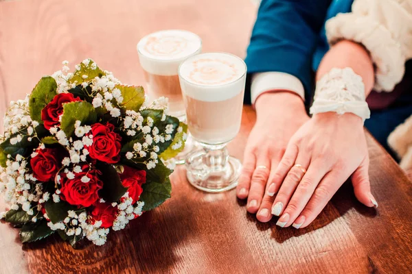 Κυρία χέρι κρατά Latte — Φωτογραφία Αρχείου