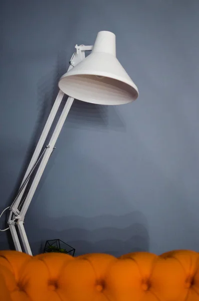 Настільна лампа і диван — стокове фото
