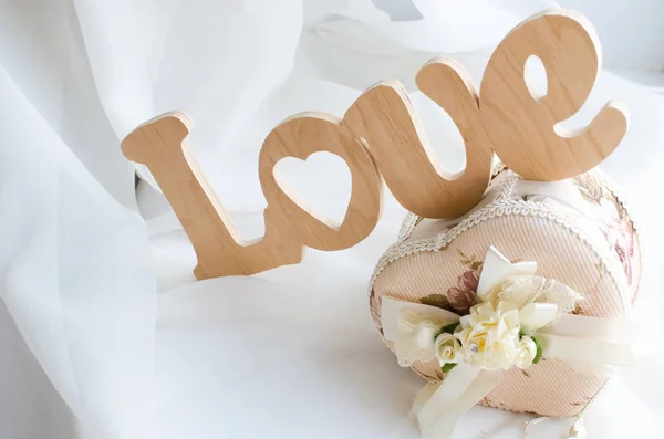 Het woord liefde is gemaakt van hout en mooie sieraden doos — Stockfoto